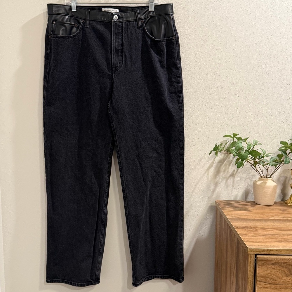 Abercrombie & Fitch 33/16R The ‘90s Relaxed High Rise Jean Faux Leather Detail